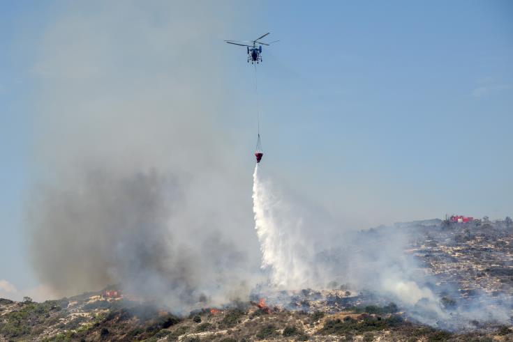 Στην περιοχή της φωτιάς στο Πέρα Πεδί ο Υπουργός Γεωργίας