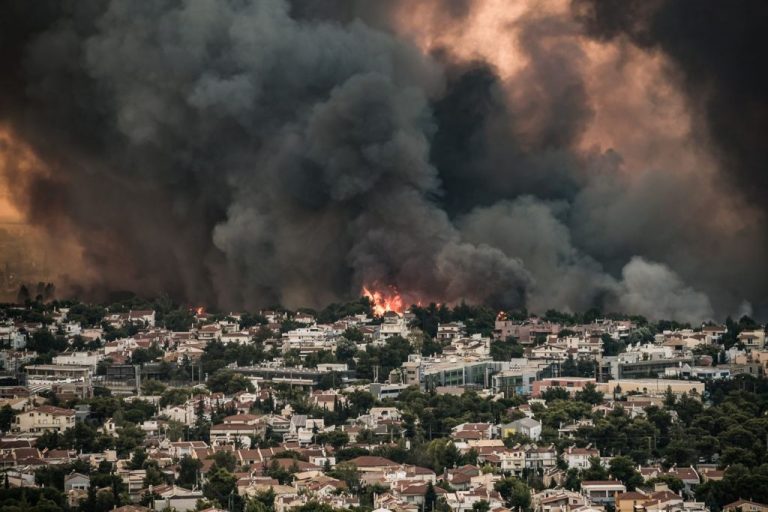 Ολονύχτια μάχη στη Βαρυμπόμπη με τη φωτιά και νέες εκκενώσεις