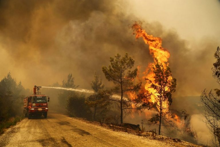 Τουρίστες και κάτοικοι στην Τουρκία απομακρύνθηκαν από ξενοδοχεία και σπίτια για να γλυτώσουν από τις πυρκαγιές