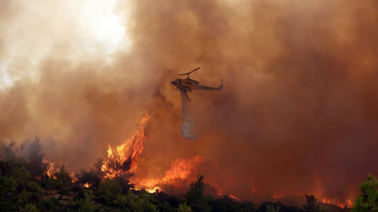 Σε πλήρη εξέλιξη η πυρκαγιά στα Βίλια, μάχη κοντά στους οικισμούς Οινόη και Πανόραμα