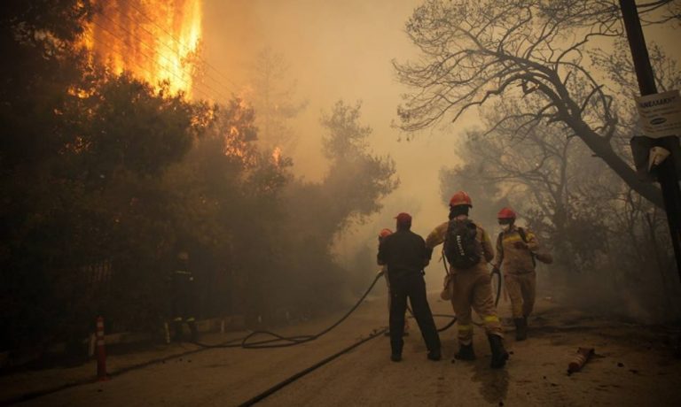 Σε ύφεση η φωτιά στην περιοχή Ζήρια Αιγιάλειας, σε εξέλιξη η πυρκαγιά σε Αγρίνιο και Ρόδο