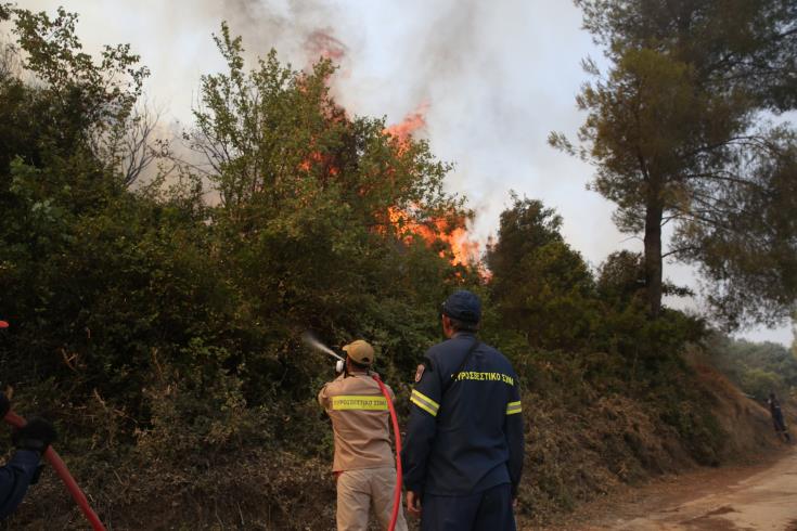 Δύσκολη παραμένει η κατάσταση με τις φωτιές στην Πελοπόννησο