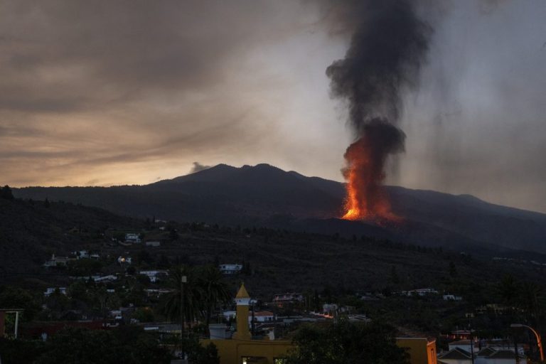 Ισπανία: Σε απόσταση 800 μέτρων πριν τη θάλασσα έφτασε η λάβα του ηφαιστείου στη Λα Πάλμα – Τουλάχιστον 700 σπίτια καταστράφηκαν