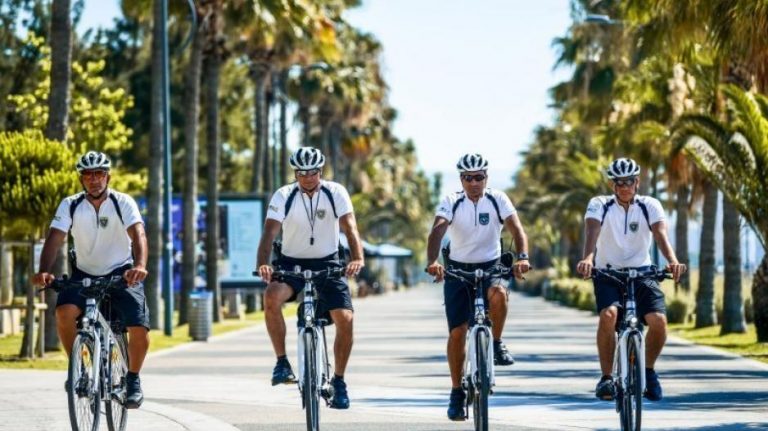 Αστυνομικοί ποδηλατούν για παιδιά με καρκίνο στην «Ποδηλασία Αγάπης»