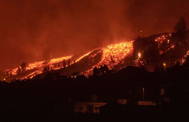 «Φούσκωσε» το ποτάμι της λάβας στο νησί Λα Πάλμα μετά την κατάρρευση μέρους του ηφαιστειακού κρατήρα