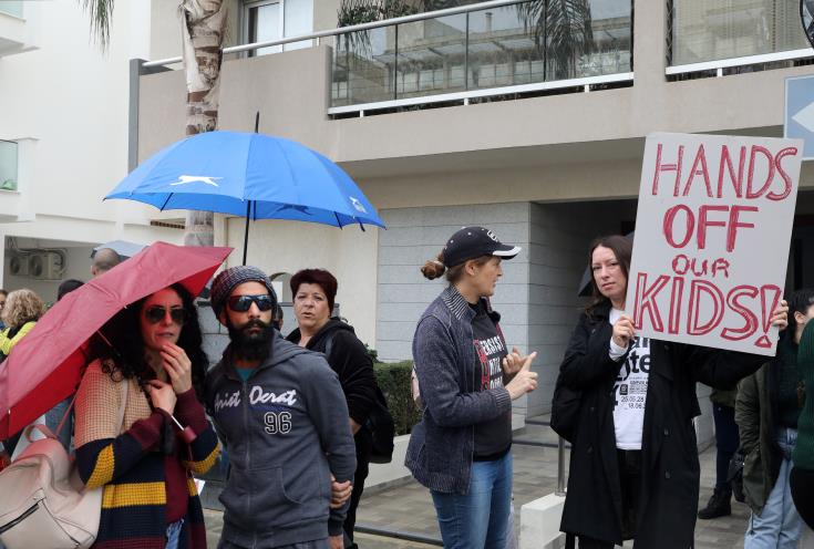 Γονείς διαμαρτυρήθηκαν έξω από ΥΠΠΑΝ και καλούν σε μαζική ανυπακοή στα μέτρα κατά Cοvid