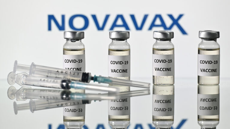 Την έγκριση του εμβολίου της Novavax για τον COVID-19 συστήνει ο Ευρωπαϊκός Οργανισμός Φαρμάκων