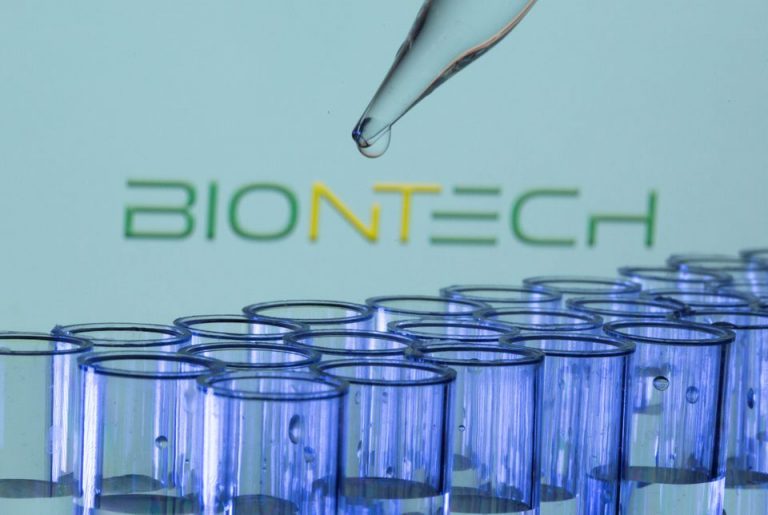 Η BioNTech αρχίζει τη δουλειά πάνω σ’ ένα εμβόλιο ειδικά για την Όμικρον