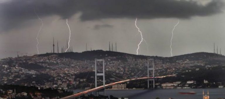 Πέντε νεκροί και δεκάδες τραυματίες από ισχυρή καταιγίδα στην Κωνσταντινούπολη