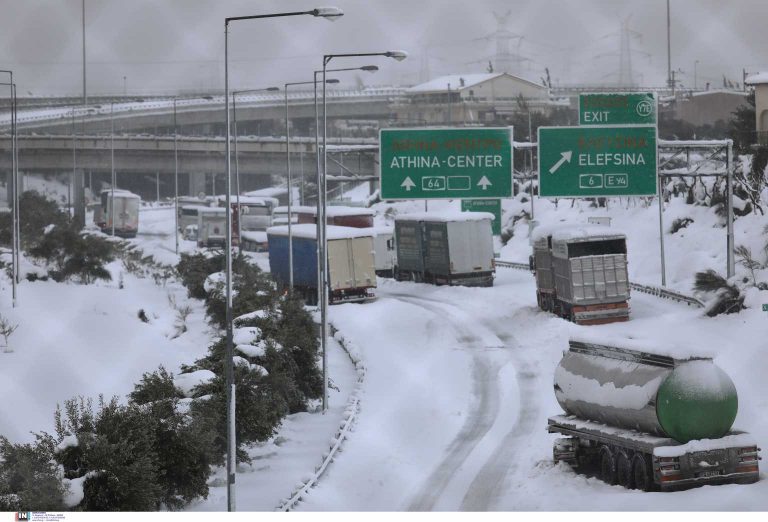 Ολονύκτια μάχη για τον απεγκλωβισμό των πολιτών από την Αττική Οδό