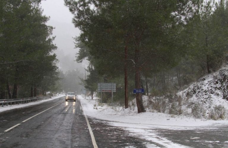 Κλειστοί δρόμοι στις περιοχές Μαχαιρά λόγω χιονόπτωσης και παγετού