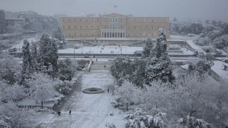 Σε πλήρη εξέλιξη η «Ελπίς», χιονίζει και στο κέντρο της Αθήνας