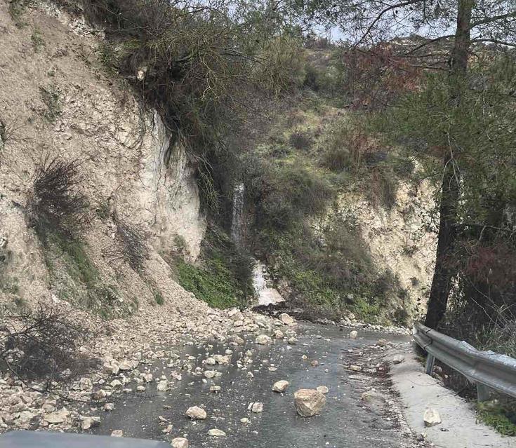 Κατολισθήσεις στην Επαρχία Πάφου, τσουχτερό κρύο και υπερχείλιση του φράγματος του Πωμού