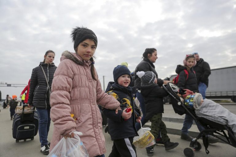 Πάνω από 300.000 πολίτες έχουν εγκαταλείψει την Ουκρανία – Τα 7 εκατομμύρια αναμένεται να ξεπεράσει ο αριθμός των εκτοπισμένων