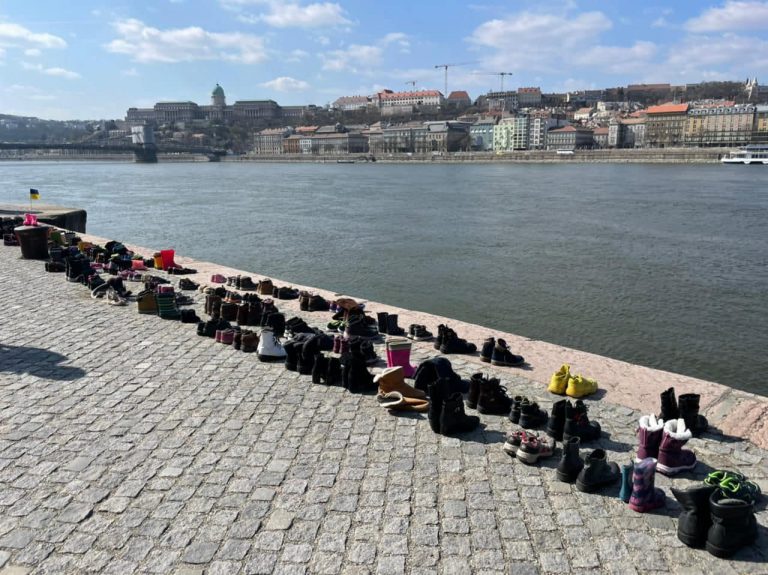 Ουγγαρία: 300 ζευγάρια παπούτσια για τις ζωές που χάθηκαν από το βομβαρδισμό του θεάτρου στη Μαριούπολη