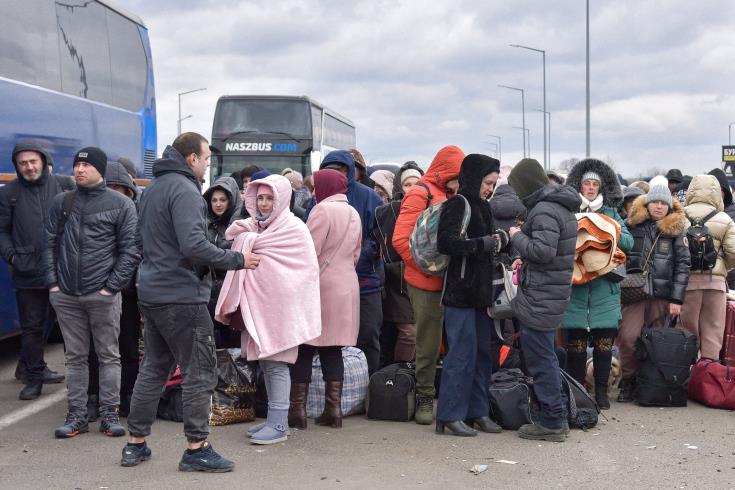 Δυο χιλιάδες οχήματα έφυγαν από τη Μαριούπολη, ανακοίνωσαν τη Τρίτη οι αρχές της πόλης