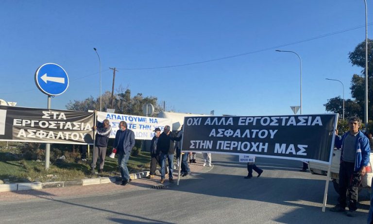 Απέκοψαν για μιάμιση ώρα το δρόμο οι κάτοικοι της περιοχής Βασιλικού σε διαμαρτυρία για μετακίνηση εργοστασίων