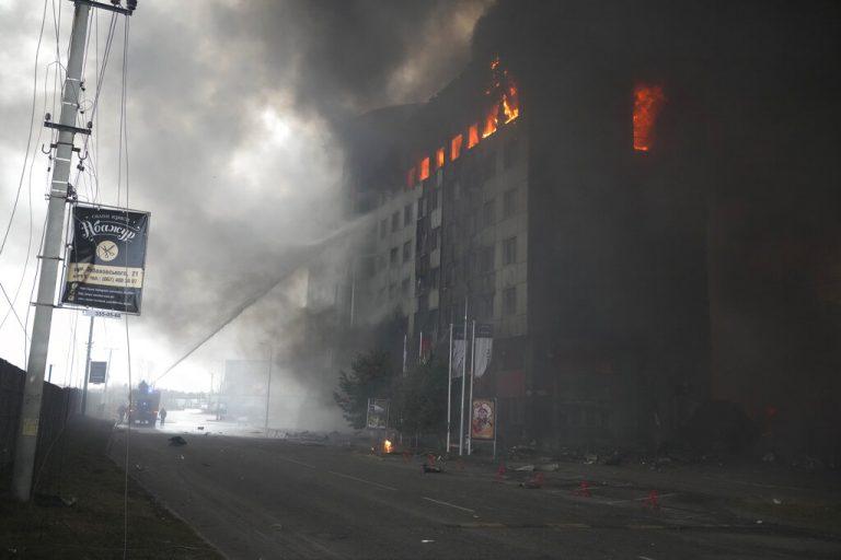 Δύο θάνατοι από βομβαρδισμό στο Κίεβο, ενώ αναμένεται να ξεκινήσουν οι διαπραγματεύσεις