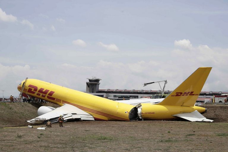 Αεροσκάφος Cargo της DHL κόπηκε στα δύο κατά τη διάρκεια κατεπείγουσας προσγείωσης στην Κόστα Ρίκα