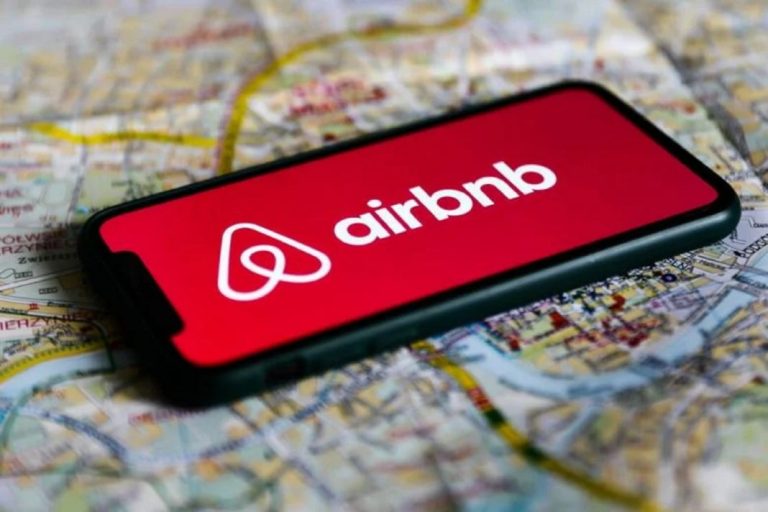 Airbnb: Η εταιρία αναστέλλει τις δραστηριότητες της στη Ρωσία και τη Λευκορωσία