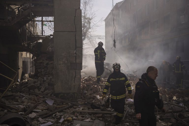 Δύο νεκροί, 19 τραυματίες, σε ρωσικό βομβαρδισμό στο Χάρκοβο