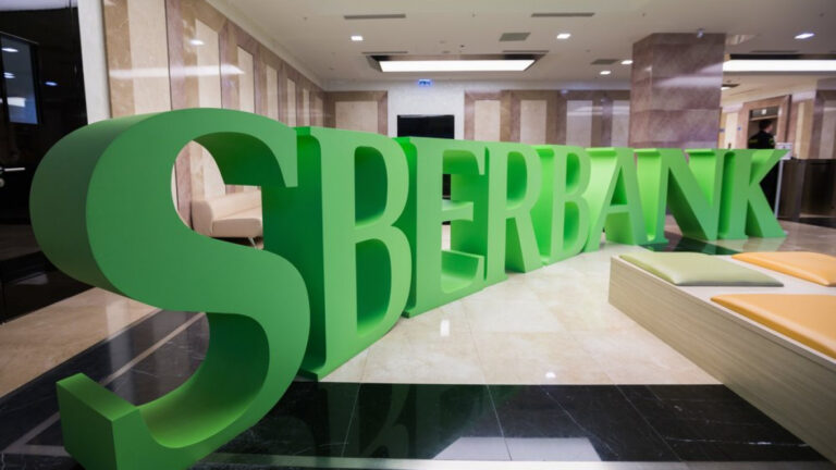 Η ρωσική τράπεζα Sberbank λέει ότι «λειτουργεί κανονικά» μετά τη διακοπή του SWIFT