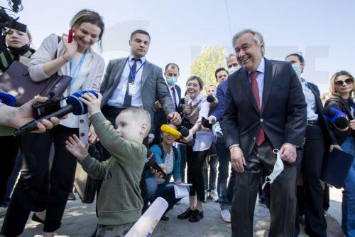 Ο ΓΓ του ΟΗΕ συναντά Ουκρανούς πρόσφυγες στη Μολδαβία