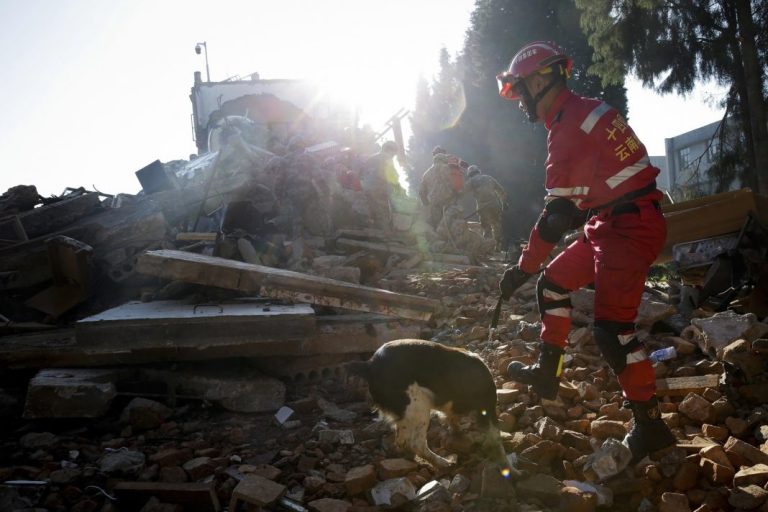 Mακραίνει ο κατάλογος των θυμάτων από την κατάρρευση κτιρίου στην Κίνα