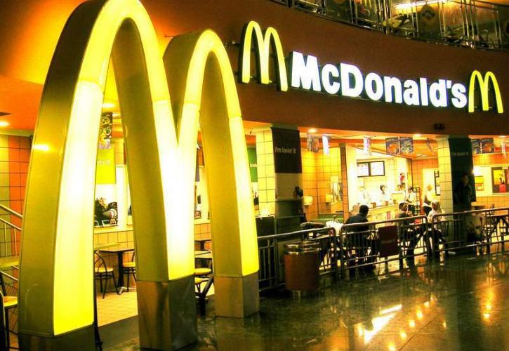 Μετονομάζονται τα εστιατόρια McDonald’s στη Ρωσία, αντικαταστάθηκαν και οι Χρυσές Αψίδες σήμα κατατεθέ