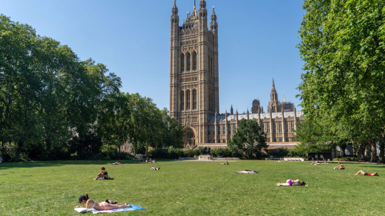 Έσπασε για πρώτη φορά το φράγμα των 40°C στη Βρετανία