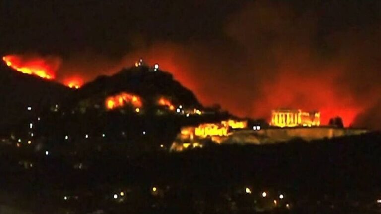 Σε ύφεση η πυρκαγιά στην Πεντέλη χωρίς ενεργό μέτωπο, σύμφωνα με κυβερνητικές πηγές