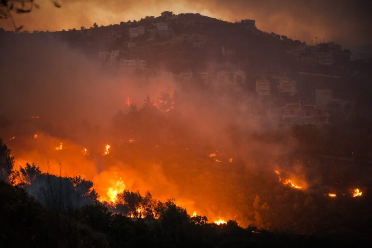 Εκκενώνονται Ντράφι και Καλλιτεχνούπολη λόγω της φωτιάς στο Νταού Πεντέλης