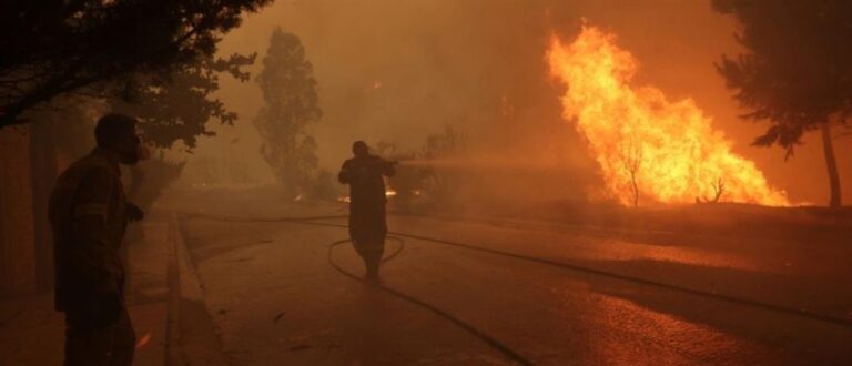 Ανεξέλεγκτη μαίνεται σε πολλά μέτωπα στην Αττική η πυρκαγιά-Πύρινος όλεθρος σε Πεντέλη, Παλλήνη και Γέρακα