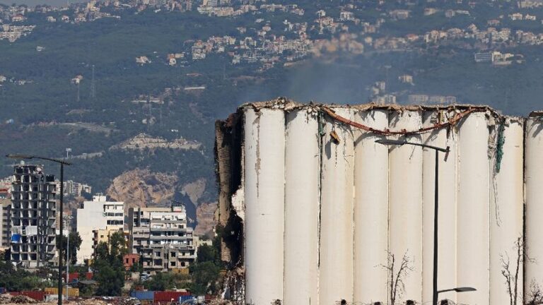 Κατάρρευση μέρους των “εμβληματικών” σιλό του λιμανιού της Βηρυτού