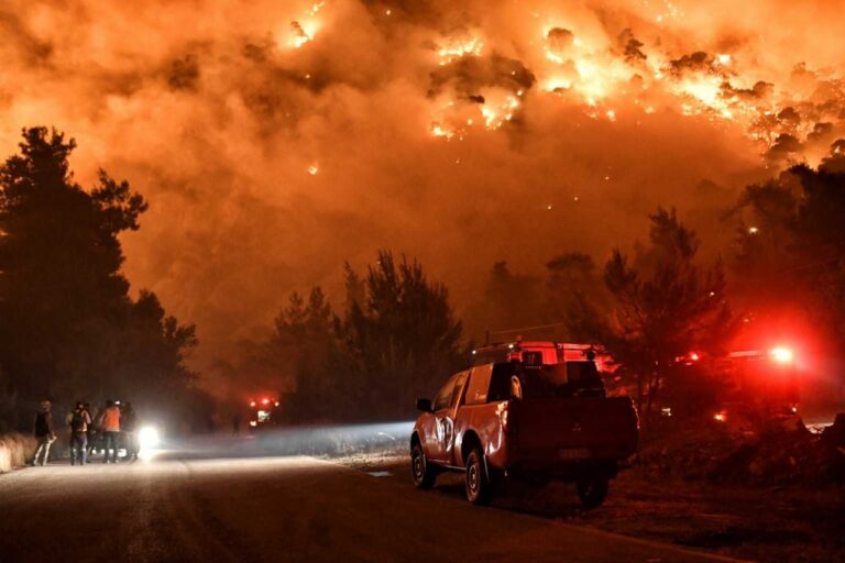 Διάσπαρτα τα μέτωπα της μεγάλης πυρκαγιάς στην Αττική-Πυροσβέστες και εναέρια δίνουν τιτάνια μάχη με τις φλόγες. Εκκενώσεις, κλειστοί δρόμοι και καταστροφές.