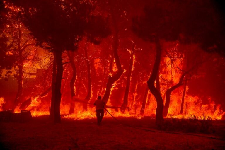 Απομακρύνθηκαν κάτοικοι στη Δαδιά, σε εξέλιξη φωτιά και στην Καλαμάτα