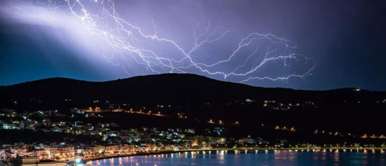 Ισχυρές καταιγίδες έπληξαν την Ελλάδα, προκαλώντας προβλήματα σε Αττική, Θεσσαλονίκη και επαρχιακές πόλεις