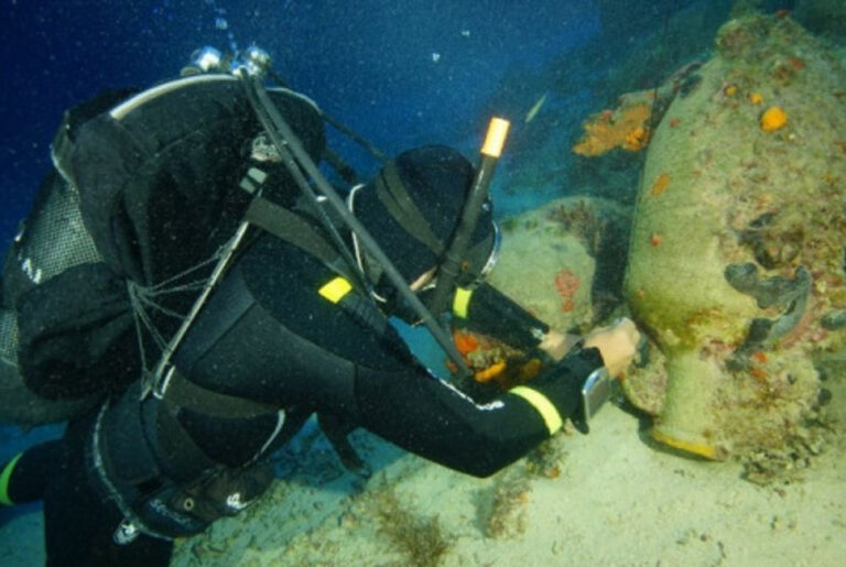 Συνολικά 60 αμφορείς ποντίστηκαν στη θαλάσσια προστατευόμενη περιοχή Λάρνακας