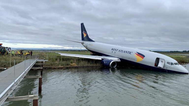 Γαλλία: Ατύχημα με το Boeing 737 της West Atlantic – Βγήκε από το διάδρομο προσγείωσης, κατέληξε στο νερό χωρίς θύματα