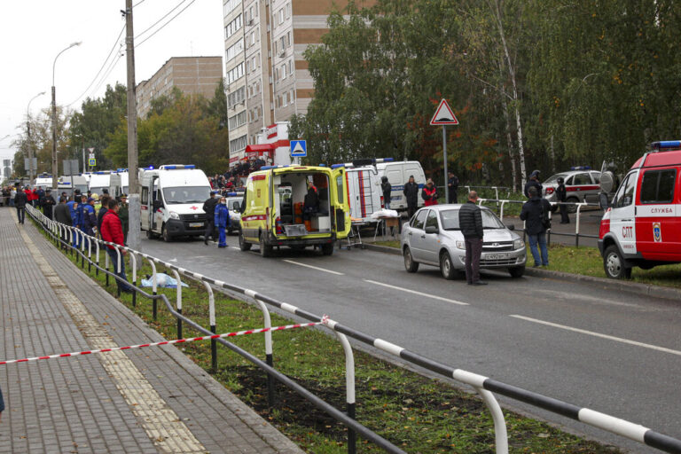 Μακελειό σε σχολείο στη Ρωσία: Μπλουζάκι με σβάστικα φορούσε ο ένοπλος που σκότωσε 13 ανθρώπους, ανάμεσά τους 7 παιδιά