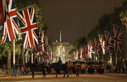 Στο Westminster Hall για το λαϊκό προσκύνημα με επίσημη πομπή η σορός της Βασίλισσας Ελισάβετ Β’