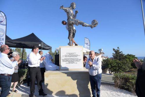 Στον κυκλοφοριακό κόμβο της Αγίας Νάπας τοποθετήθηκε το γλυπτό «Άγαλμα Ποδοσφαίρου – Κάστρος»