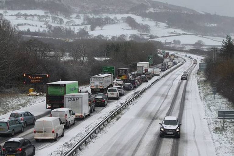 Πάγος και απεργία στα τρένα δυσκολεύουν τις μετακινήσεις στη Βρετανία