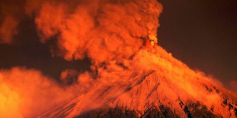 Το Ηφαίστειο Fuego εκρήγνυται στη Γουατεμάλα, αναγκάζοντας σε κλείσιμο σημαντικών δρόμων