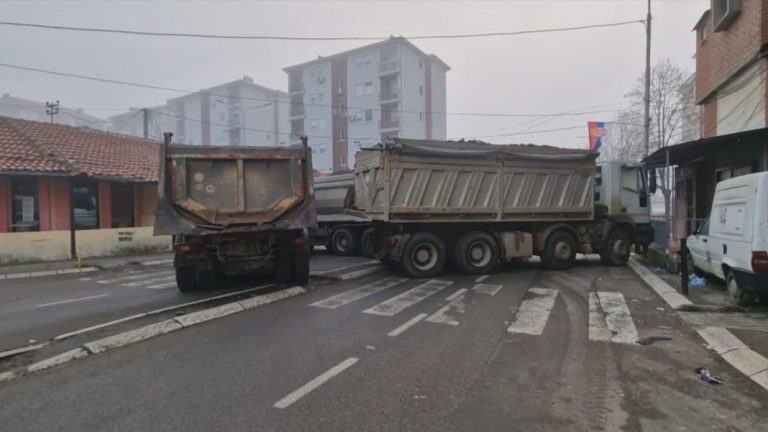 Ένταση στο βόρειο Κόσοβο, παρεμβάσεις ΕΕ και ΗΠΑ για αποκλιμάκωση