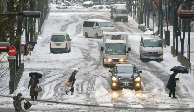 Σφοδρή χιονόπτωση προκαλεί προβλήματα στις συγκοινωνίες στην Ιαπωνία