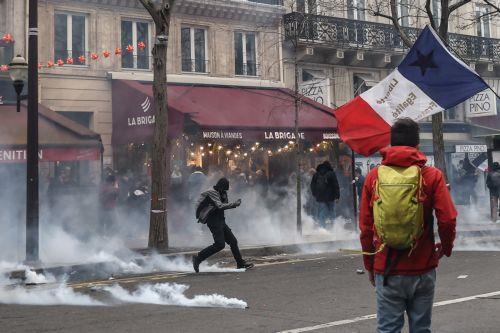 Περισσότερες από 450 συλλήψεις στη Γαλλία και εκατοντάδες τραυματισμοί αστυνομικών, ανακοίνωσε ο ΥΠΕΣ