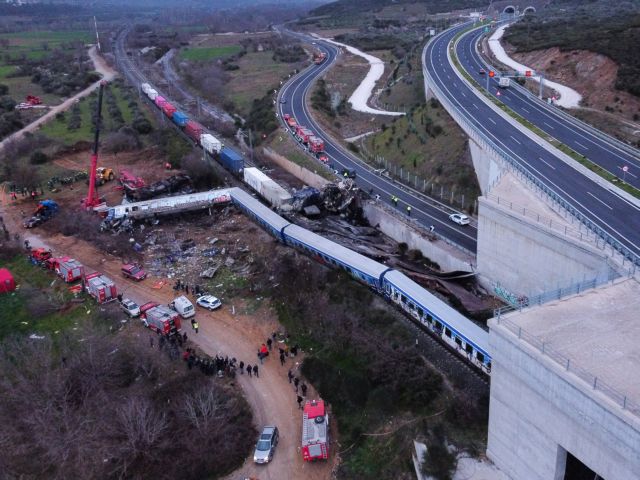 Σύγκρουση τρένων στα Τέμπη: Τουλάχιστον 46 οι νεκροί – Απανθρακωμένες σοροί στο βαγόνι του εστιατορίου – Η Στιγμή της Σύγκρουσης