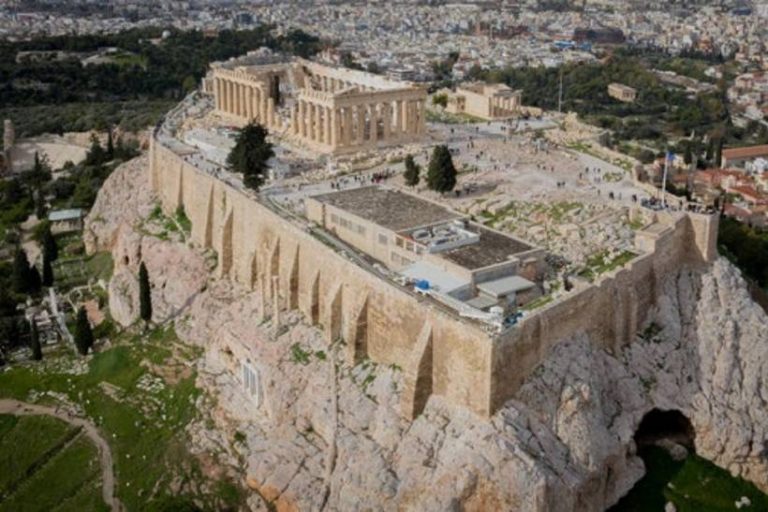 Συνελήφθη Κύπριος πολίτης που επιχείρησε να κλέψει τμήματα μαρμάρου από την Ακρόπολη