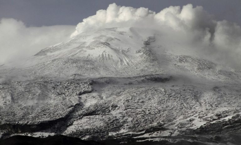 Απειλή ηφαιστειακής έκρηξης στην Κολομβία, νέες προληπτικές εκκενώσεις